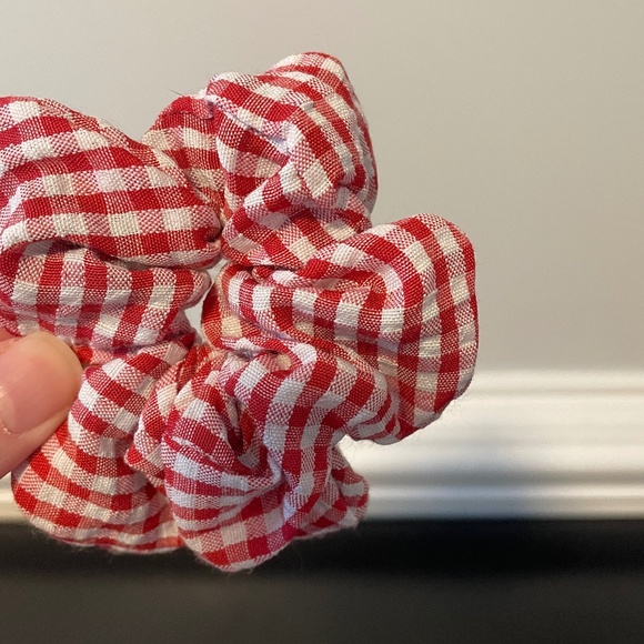 5 for $20: American Eagle scrunchies - Picture 3 of 7